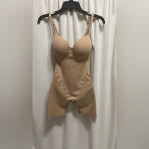 🔥FLASH SALE🔥 $99 NWT SKIMS bodysuit (clay)